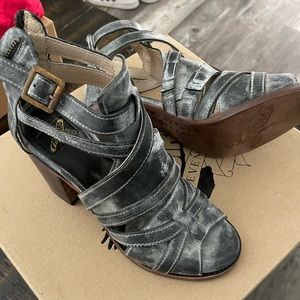 Freebird by Steven FB Claw Sandals in black leather